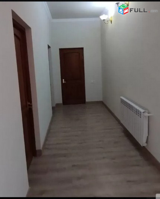 AK7009  Երեք հարկանի քարե տուն Ամերիկյան փողոցում կենտրոնում, 300 ք.մ., 3+ սանհանգույց, եվրովերանորոգված