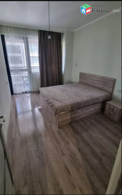 AK7066  Վարձով 2 սենյականոց նորակառույց շենքում  