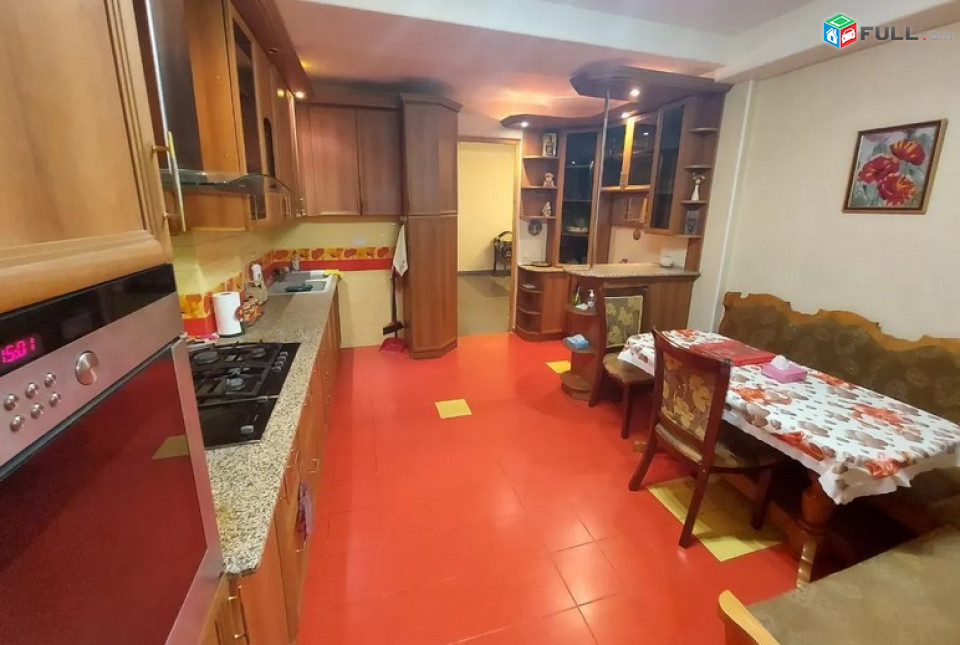 AK8044 Վարձով 3 սենյականոց բնակարան  Սայաթ-Նովայի պողոտայում