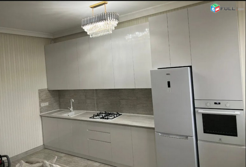 AK10048   Վարձով 3 սենյականոց բնակարան Մեսրոպ Մաշտոցի պողոտայում, 70 ք.մ., բարձր առաստաղներ, կապիտալ վերանորոգված