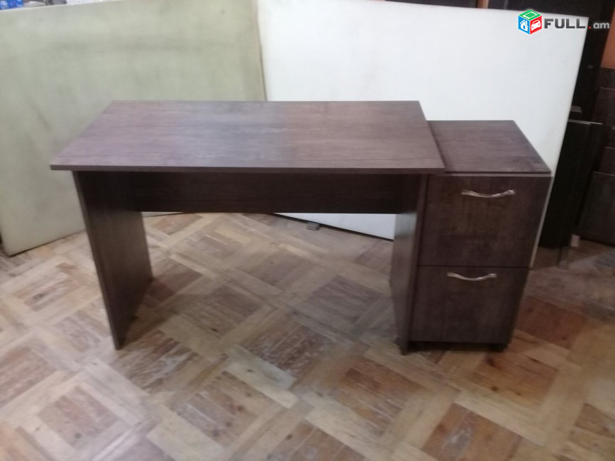 Գրասեղաններ շարժական տումբայով 