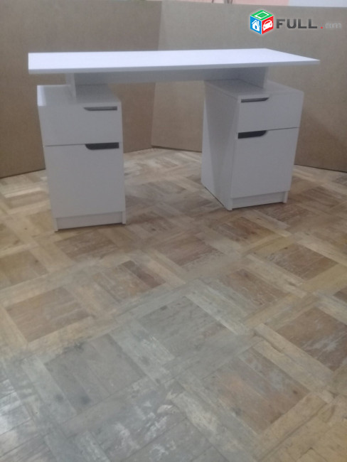 Գրասեղաններ
