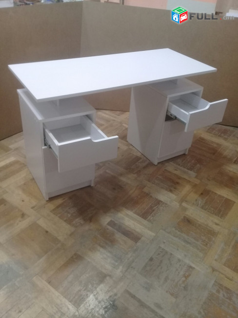 Գրասեղաններ