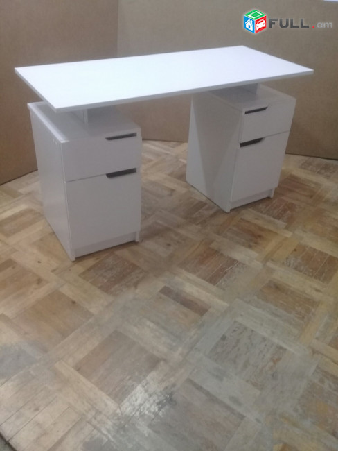 Գրասեղաններ