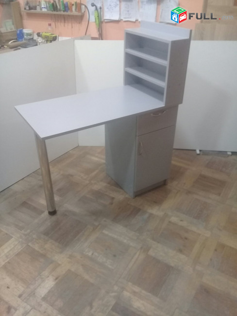 Գրասեղաններ