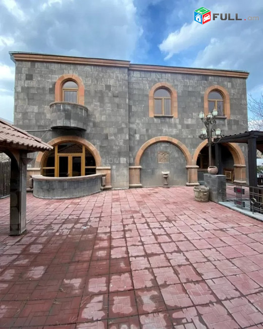 Կոդ LK484  Վերին Անտառային փողոց  3 հարկանի առանձնատուն 300 ք.մ. 5 սենյակ