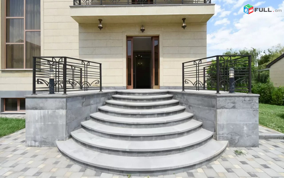 Կոդ LK554   Երկու հարկանի քարե տուն, Վահագնի Թաղամաս Աջափնյակում, 540 ք.մ.