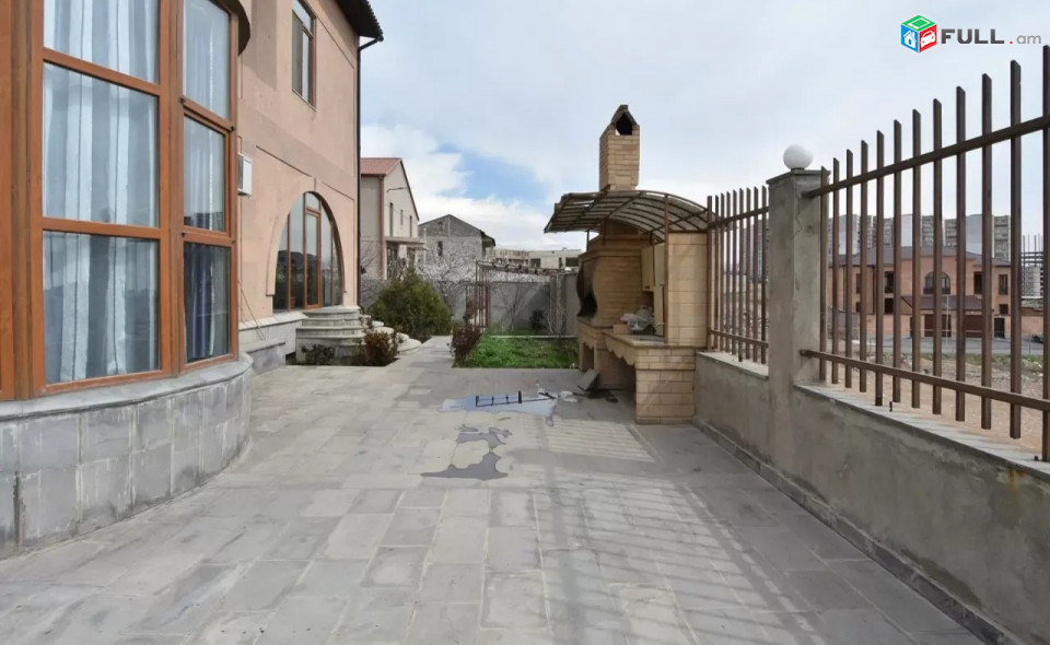 Կոդ PL124  Չորս հարկանի քարե տուն, Նազարբեկյան թաղամաս Աջափնյակում, 750 ք.մ.