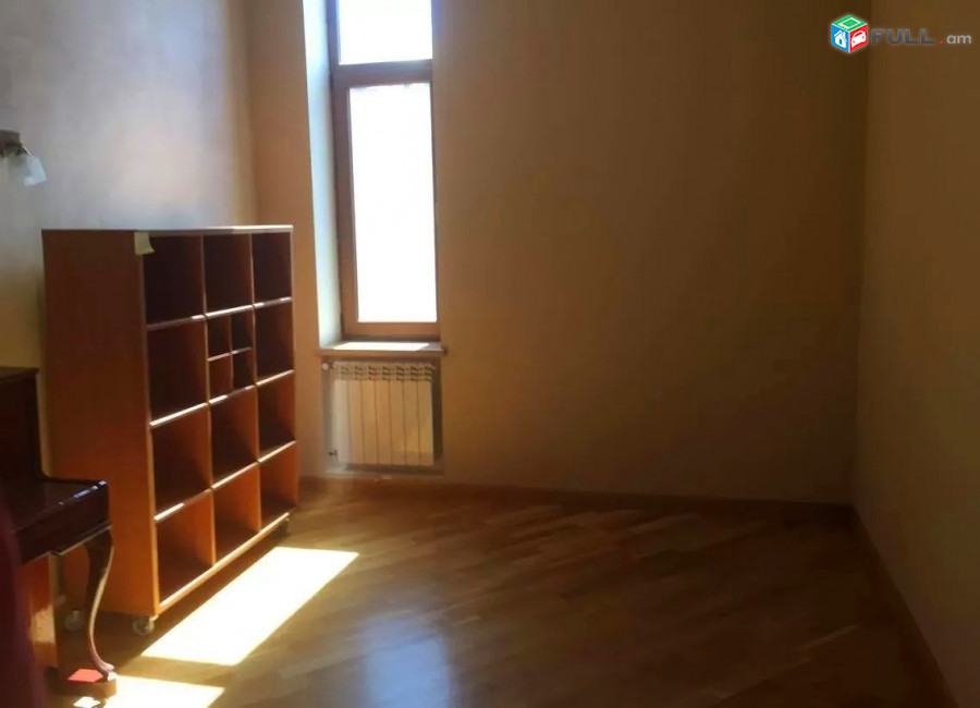 Կոդ V0130  Երեք հարկանի քարե տուն Այգեձորի փողոցում կենտրոնում, 300 ք.մ.