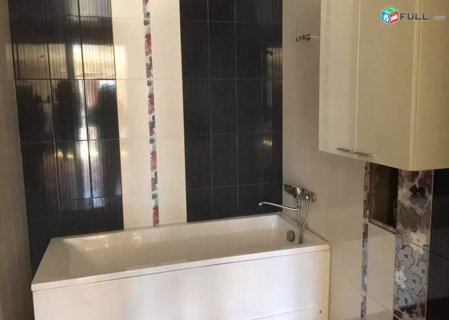 Կոդ V0130  Երեք հարկանի քարե տուն Այգեձորի փողոցում կենտրոնում, 300 ք.մ.