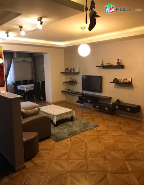 Կոդ V0151  Հանրապետության փողոց  3 սեն. բնակարան