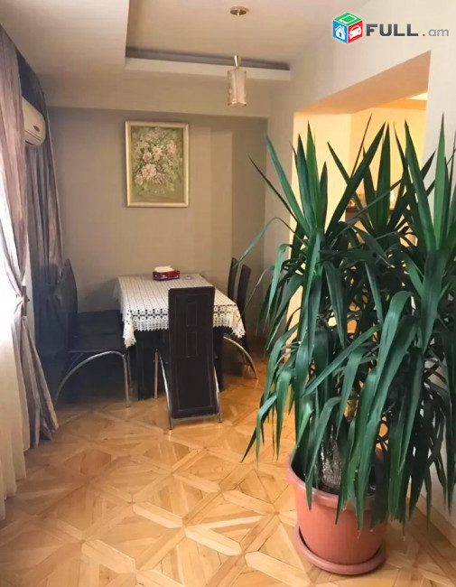 Կոդ V0151  Հանրապետության փողոց  3 սեն. բնակարան