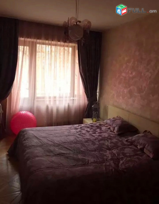 Կոդ V0151  Հանրապետության փողոց  3 սեն. բնակարան