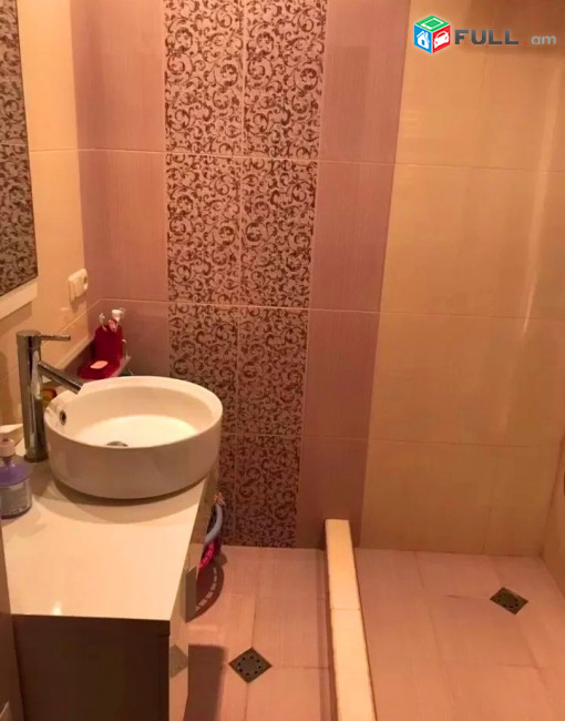 Կոդ V0151  Հանրապետության փողոց  3 սեն. բնակարան