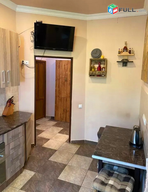 Կոդ V01109 Հանրապետության փողոց 3 սեն. բնակարան