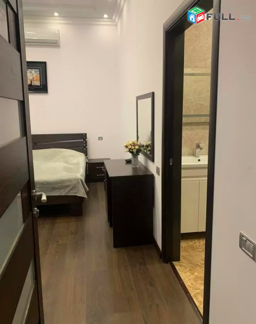 Կոդ V01670  Չորս հարկանի քարե տուն Պարույր Սևակի փողոցում Ավանում, 500 ք.մ.