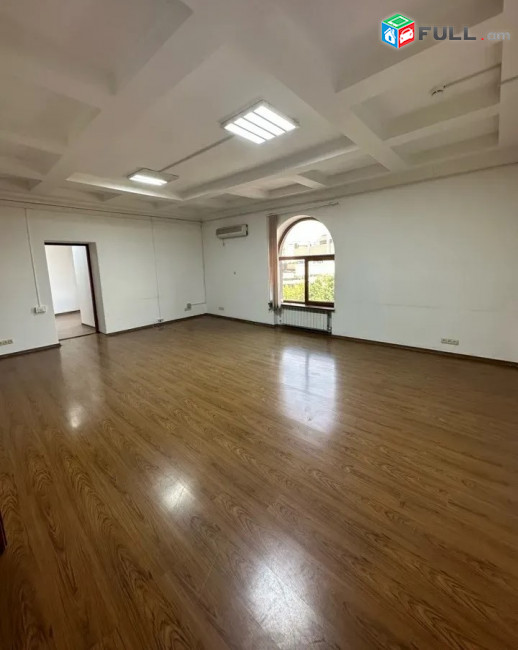 Կոդ 005528  Գրասենյակային տարածք Մովսես Խորենացու փողոցում կենտրոնում, 277 ք.մ.