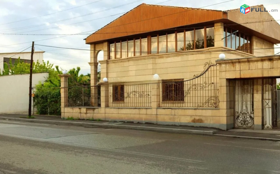 Կոդ 0055375  Երկու հարկանի քարե տուն Աթոյան փողոցում Էրեբունիում, 300 ք.մ.