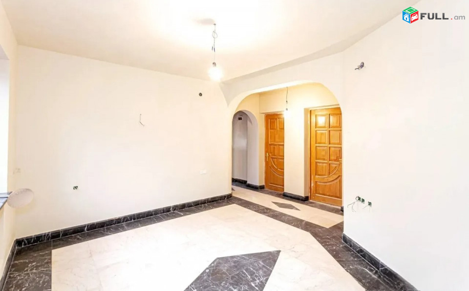 Կոդ 0055375  Երկու հարկանի քարե տուն Աթոյան փողոցում Էրեբունիում, 300 ք.մ.