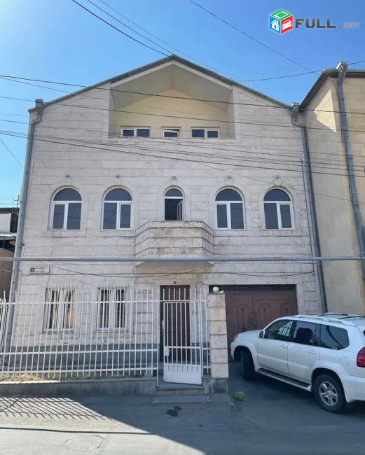 Կոդ KM891  Երեք հարկանի քարե տուն Քաջազնունի փողոցում կենտրոնում, 430 քմ, 3+ սանհանգույց, կապիտալ վերանորոգված