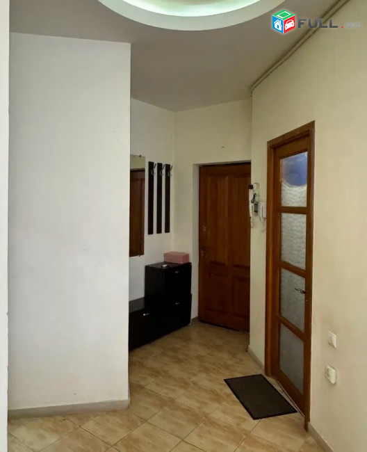 Կոդ KM8169  Հանրապետության փողոց 3 սեն. բնակարան