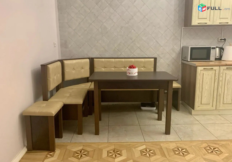 Կոդ KM81222  Երեք հարկանի քարե տուն, Եղիշե Չարենց փողոցի 2-րդ նրբանցք կենտրոնում, 250 քմ, 2 սանհանգույց