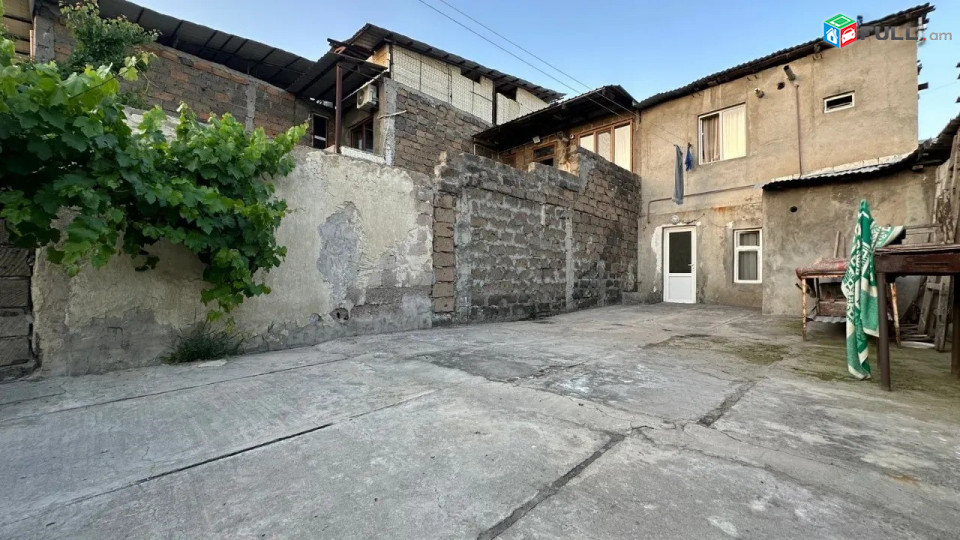 Կոդ KM81302  Երկու հարկանի քարե տուն Լորիս-Մելիքովի փողոցում Էրեբունիում, 205 քմ, 2 սանհանգույց