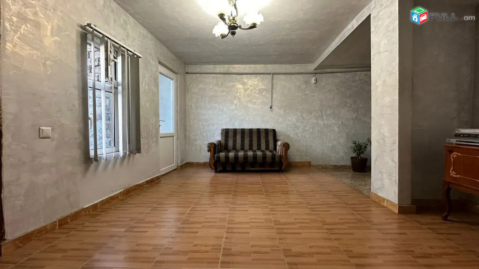 Կոդ KM81302  Երկու հարկանի քարե տուն Լորիս-Մելիքովի փողոցում Էրեբունիում, 205 քմ, 2 սանհանգույց