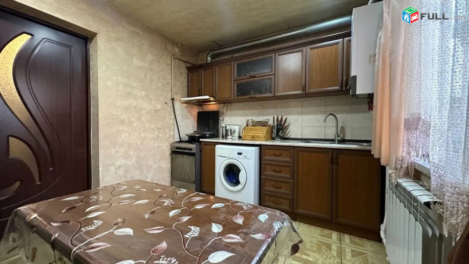Կոդ KM81302  Երկու հարկանի քարե տուն Լորիս-Մելիքովի փողոցում Էրեբունիում, 205 քմ, 2 սանհանգույց