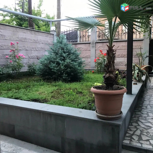Կոդ KM81313  Երեք հարկանի քարե տուն Ռոստոմի փողոցում կենտրոնում, 500 քմ, 3+ սանհանգույց, կապիտալ վերանորոգված