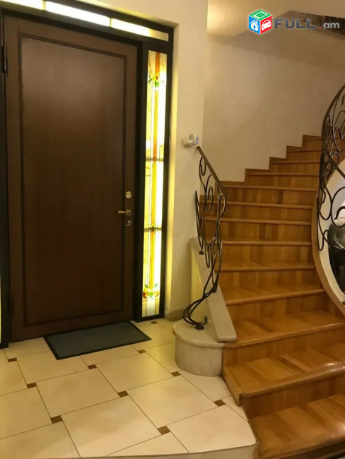 Կոդ KM81313  Երեք հարկանի քարե տուն Ռոստոմի փողոցում կենտրոնում, 500 քմ, 3+ սանհանգույց, կապիտալ վերանորոգված