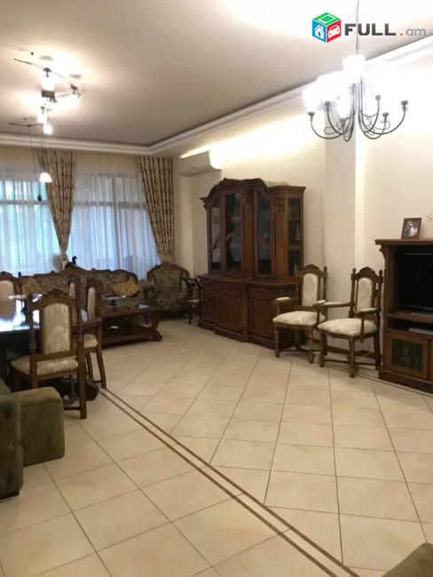 Կոդ KM81313  Երեք հարկանի քարե տուն Ռոստոմի փողոցում կենտրոնում, 500 քմ, 3+ սանհանգույց, կապիտալ վերանորոգված