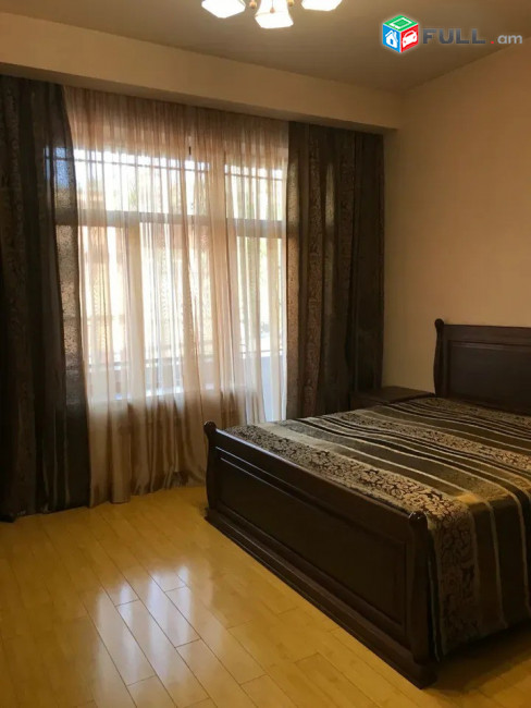 Կոդ KM81313  Երեք հարկանի քարե տուն Ռոստոմի փողոցում կենտրոնում, 500 քմ, 3+ սանհանգույց, կապիտալ վերանորոգված