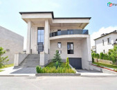 Կոդ KM81447  Երեք հարկանի քարե տուն, Վահագնի թաղամաս, 450 քմ, 3+ սանհանգույց, դիզայներական ոճով վերանորոգված