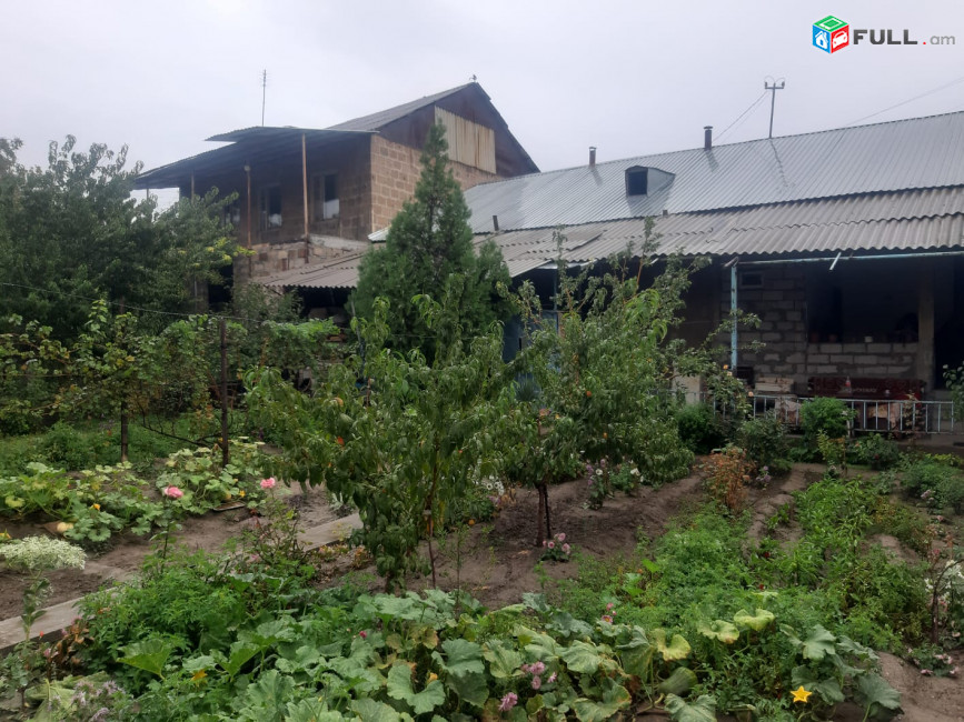Վաճառվում է 4 սենյականոց Տուն, Փարաքարում 