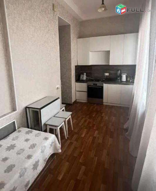 2 սենյականոց բնակարան Աղայան փողոցում, 75 ք.մ., բարձր առաստաղներ, մասնակի վերանորոգում, քարե շենք