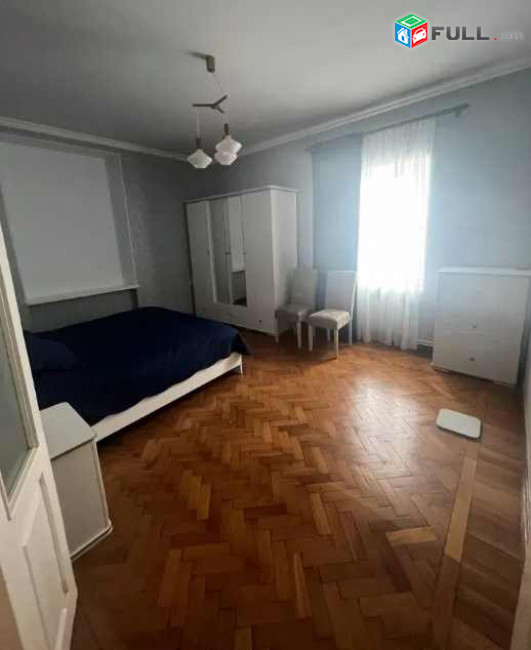 2 սենյականոց բնակարան Աղայան փողոցում, 75 ք.մ., բարձր առաստաղներ, մասնակի վերանորոգում, քարե շենք