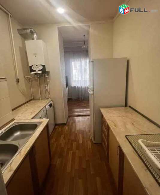 2 սենյականոց բնակարան Աղայան փողոցում, 75 ք.մ., բարձր առաստաղներ, մասնակի վերանորոգում, քարե շենք