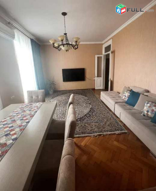 2 սենյականոց բնակարան Աղայան փողոցում, 75 ք.մ., բարձր առաստաղներ, մասնակի վերանորոգում, քարե շենք