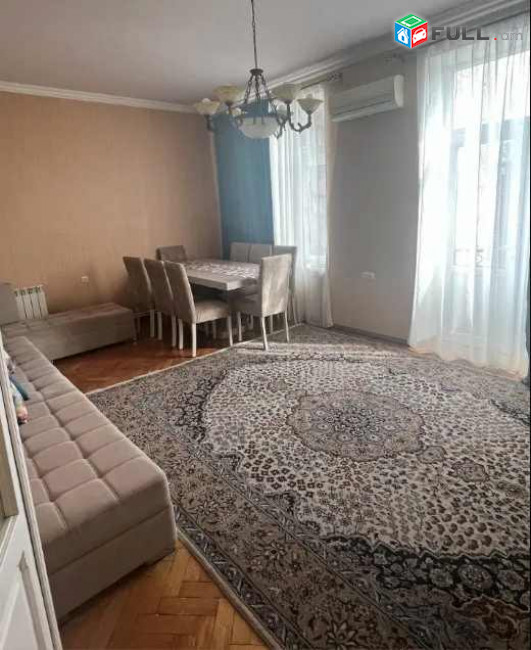 2 սենյականոց բնակարան Աղայան փողոցում, 75 ք.մ., բարձր առաստաղներ, մասնակի վերանորոգում, քարե շենք