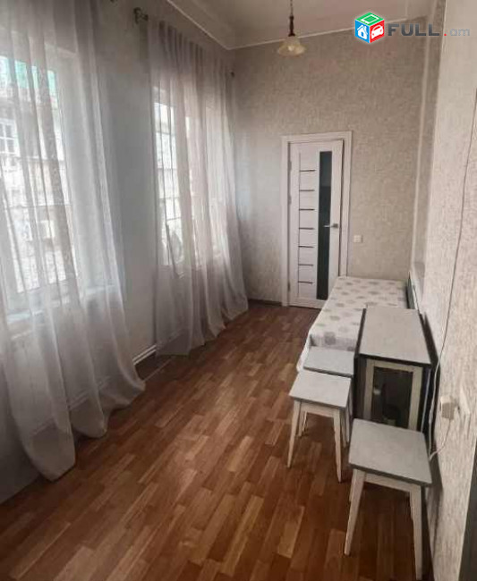 2 սենյականոց բնակարան Աղայան փողոցում, 75 ք.մ., բարձր առաստաղներ, մասնակի վերանորոգում, քարե շենք