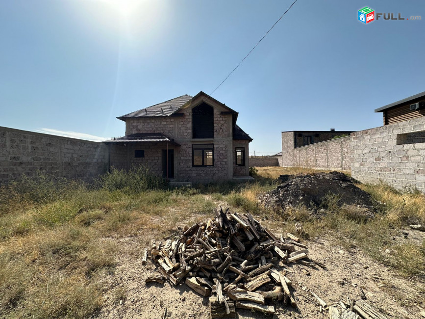 Զովունի Նորակառույց Առանձնատուն, Զորամասի հարևանությամբ, 2–հարկ, զրոյական վիճակ, պարիսպապատ, ջուր, գազ, լույս անցկացված, ամառային խոհանոց, Հողատարացքի մակերեսը 1200քմ., տան մակերեսը 230քմ.,
