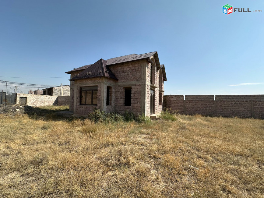 Զովունի Նորակառույց Առանձնատուն, Զորամասի հարևանությամբ, 2–հարկ, զրոյական վիճակ, պարիսպապատ, ջուր, գազ, լույս անցկացված, ամառային խոհանոց, Հողատարացքի մակերեսը 1200քմ., տան մակերեսը 230քմ.,