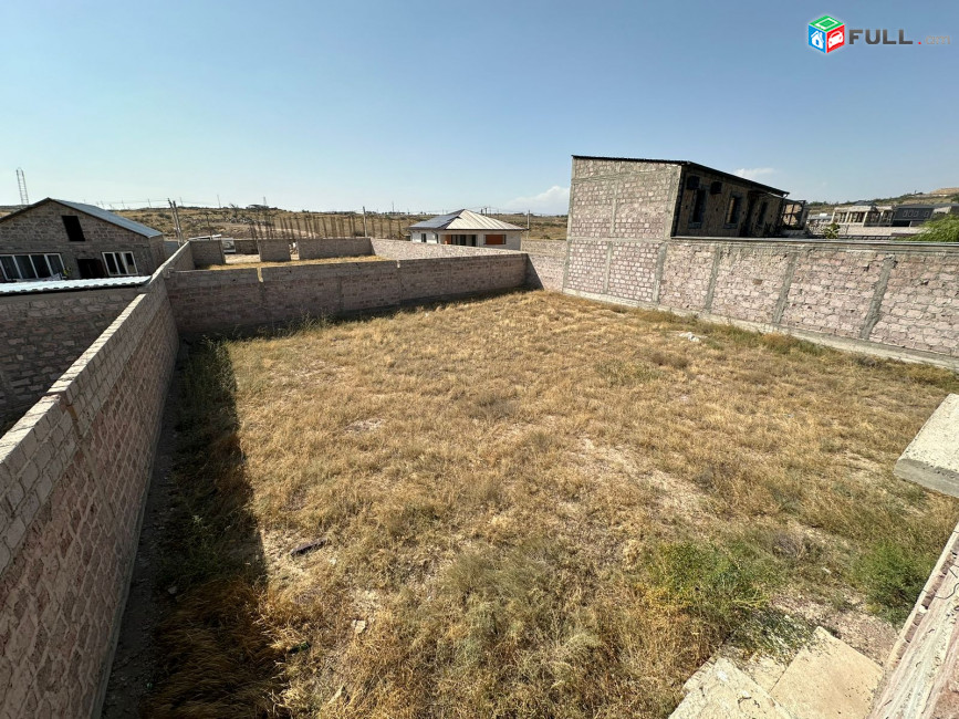 Զովունի Նորակառույց Առանձնատուն, Զորամասի հարևանությամբ, 2–հարկ, զրոյական վիճակ, պարիսպապատ, ջուր, գազ, լույս անցկացված, ամառային խոհանոց, Հողատարացքի մակերեսը 1200քմ., տան մակերեսը 230քմ.,