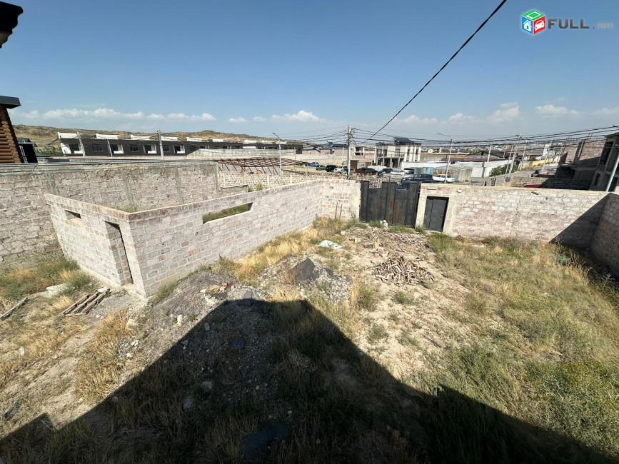 Զովունի Նորակառույց Առանձնատուն, Զորամասի հարևանությամբ, 2–հարկ, զրոյական վիճակ, պարիսպապատ, ջուր, գազ, լույս անցկացված, ամառային խոհանոց, Հողատարացքի մակերեսը 1200քմ., տան մակերեսը 230քմ.,