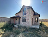 Զովունի Նորակառույց Առանձնատուն, Զորամասի հարևանությամբ, 2–հարկ, զրոյական վիճակ, պարիսպապատ, ջուր, գազ, լույս անցկացված, ամառային խոհանոց, Հողատարացքի մակերեսը 1200քմ., տան մակերեսը 230քմ.,