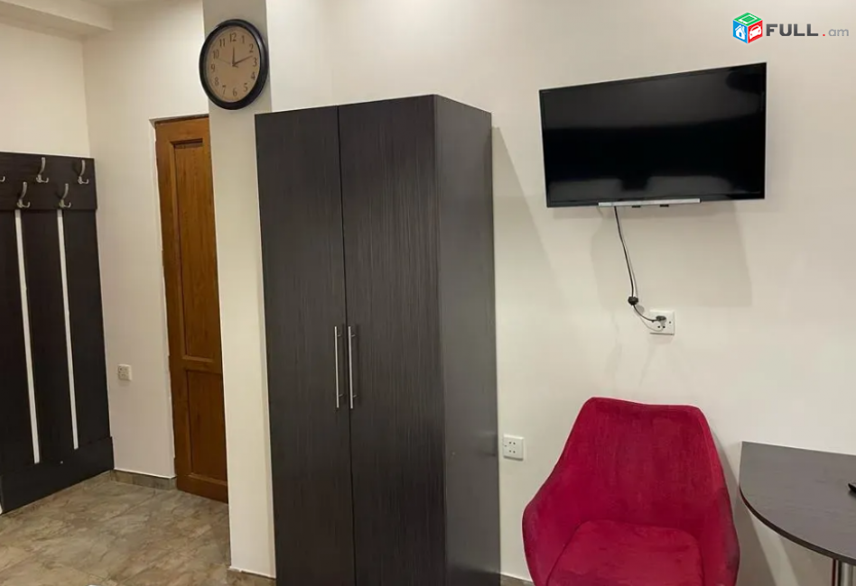 Վաճառվում է բնակարան Կենտրոն վարչական շրջանում, Հանրապետության փողոց  Տպագրիչներ խաչմերուկ, Ստալին յան նախագիծ բետոնե ծածկեր, 3–4սենյակ, 3/2հարկ, 84քմ.,