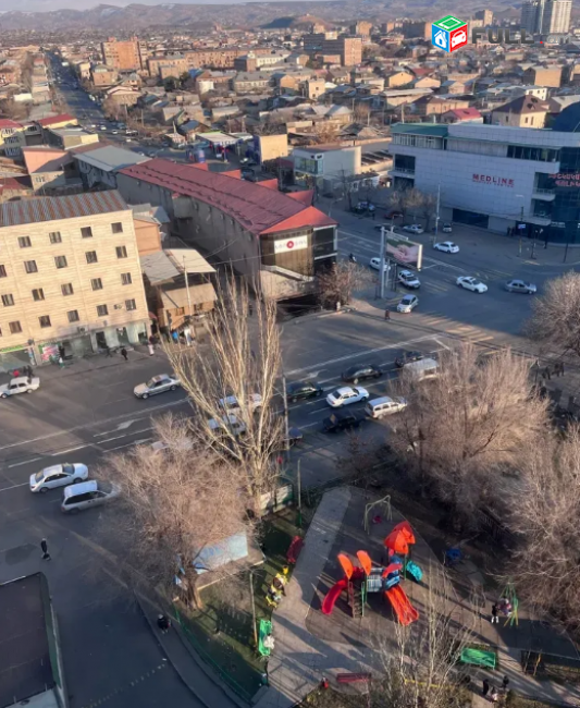Վաճառվում է բնակարան Էրեբունի վարչական շրջանում,  Արցախի պողոտա  1-ին գիծ Ռօստովյան խաչմերուկ Կամրջի հարևանությամբ, 3սենյակ, 80քմ, 14/12հարկ, 