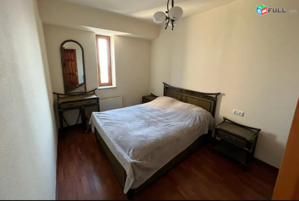 4 սենյականոց բնակարան փոքր կենտրոնում