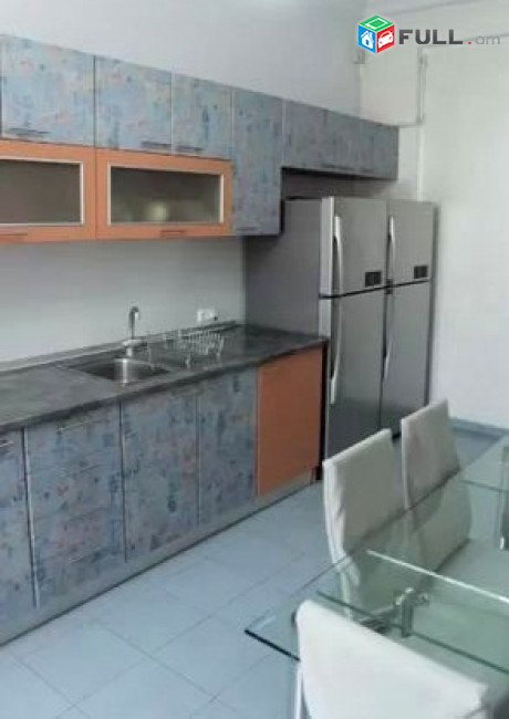 AV0048 Վարձով է տրվում 3 սենյականոց բնակարան Թումանյան փողոցում